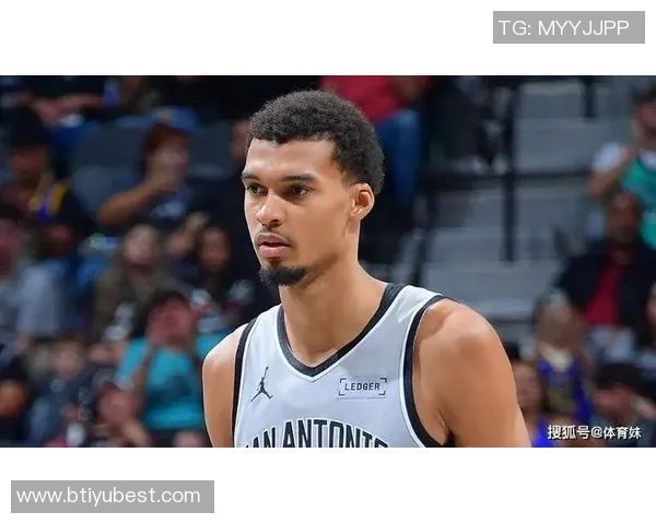 奎因昨日表现抢眼贡献12分8板7助4断小乔丹鼓励他勇敢接受采访表扬