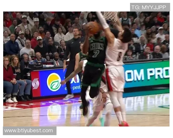 杰伦布朗对裁判漏判乔治铲翻表示愤怒认为这种情况不可接受